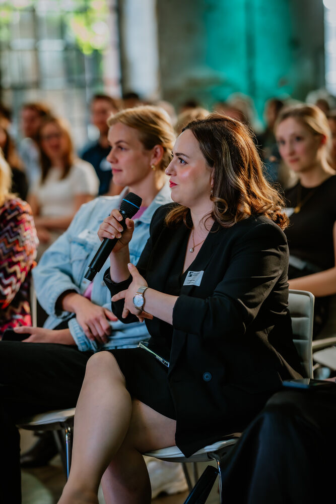 Teilnehmerin stellt eine Frage ans Panel