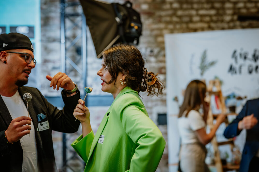 Zwei Gäste im Gespräch